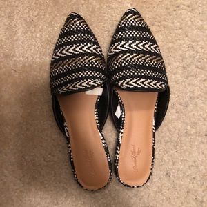 Universal thread Target Black Mule sandals
